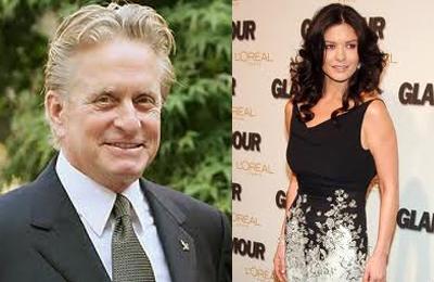 Catherina Zeta Jones & Michael Douglas
Amerikan film dünyasının ünlü yıldızlarından ve yapımcılarından 67 yaşındaki 2 çocuk babası Michael Douglas ve eşi 42 yaşındaki Catherine Zeta Jones, 345 bin Euro'ya kiralanan 'Mary Jean 2' adlı İngiliz bayraklı lüks yatları ile geçtiğimiz Haziran ayında Bodrum'a geldi. Michael Douglas, eşi Catherine Zeta Jones ve arkadaşları Bodrum'un dünyaca ünlü barlar sokağında yürüyüş yaptı, halı mağazalarını gezdi, bir balık restoranında yemek yedi.