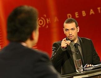 <I>Gitarist Tebliğci</I><br><br>

<b>2. Muaz Mesud (Mısır):</b> Mustafa H&uuml;sn&uuml; gibi bir TV programcısı olan Mesud halen Cambridgete din alanında y&uuml;ksek lisans yapıyor. Mesudun İslami hizmetlere y&ouml;nelmesinde Mısırda Amerikan okullarına devam ederken ge&ccedil;irdiği ağır bir hastalık rol oynamış. Hastalıktan kurtulursa kendisini Allah yoluna adayacağına s&ouml;z veren Mesud, iyileştikten sonra s&ouml;z&uuml;n&uuml; tutmuş ve Kuran hakkındaki bilgisini genişleterek zamanla sosyal medyayı da iyi kullanan bir TV programcısı haline gelmiş. Hem modern hem de dindar olunabileceğine dair yorumları ve bakış a&ccedil;ısı Mesudu gen&ccedil;ler arasında pop&uuml;ler hale getirmiş. Mesud, &ccedil;ok da iyi gitar kullanıyor.