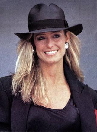 Türkiye'de ''Charlie'nin Melekleri'' dizisiyle tanınan Amerikalı oyuncu Farah Fawcett 3 yıldır mücadele ettiği kansere yenildi..