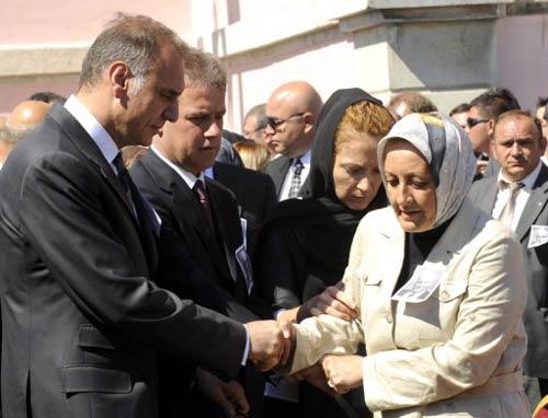 TFF Başkanı Hasan Doğan toprağa veriliyor.