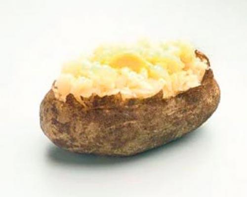 FIRINDA PATATES
Akşamdan kalanlar için potasyum deposu patates öneriliyor. Fırında yapılan patatesler vücuttaki sıvı oranını dengeliyor.