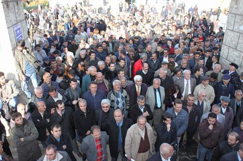 CHP'DEN İSTİFA EDEN OVACIK BELEDİYE BAŞKANI MUSTAFA SARIGÜL, BELEDİYE YERALTI ÇARŞISI ÜZERİNDE BİR ARAYA GELEN YAKLAŞIK 500 KİŞİYE HİTABEN İSTİFA EDENLER ADINA BİR AÇIKLAMA YAPTI. (HAYDAR YAVUZAK/TUNCELİ-İHA)
