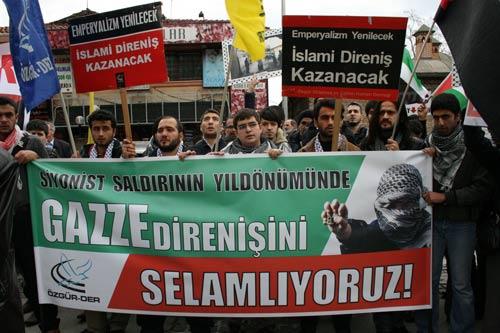 EDİRNE... İsrail'in Filistin'in Gazze kentine düzenlediği saldırı, birinci yıldönümünde Edirne'de protesto edildi. Ellerinde Türk ve Filistin bayraklarıyla Saraçlar Caddesi'nde toplanan Edirne Filistin'e Destek Platformu üyeleri, İsrail aleyhinde sloganlar attı.