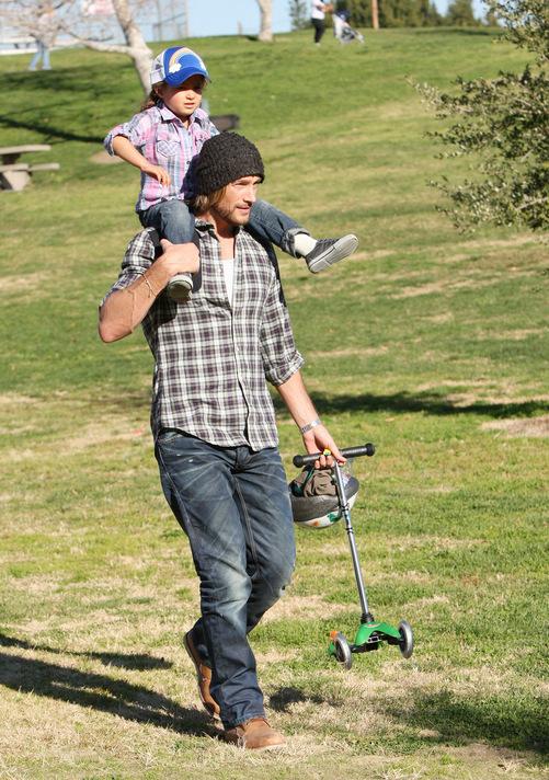 Hollywood'un &uuml;nl&uuml; isimleri genel olarak sinema ve m&uuml;zik sanatında ne kadar başarılılarsa aile birliği ve ebeveynlik konusunda o kadar başarsızlar. Dramatik ayrılıklar mekanı Hollywood'da bir parkta ayrıldığı Halle Barry'den d&uuml;nyaya gelen Nahla adlı kızıyla oynarken neşeli saatler ge&ccedil;iren m&uuml;zisyen  Gabriel Aubry, ş&uuml;phesiz i&ccedil; d&uuml;nyasında babalığın sanat&ccedil;ılıktan daha zor sanat olduğunu d&uuml;ş&uuml;n&uuml;yordu. <BR><BR>(Haber 7 - Fotoğraflar: Abaca)