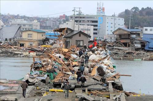 Köprü yok oldu: Tsunamiden sadece 4 gün sonra, Ishinomaki bölgesinde bulunan bir köprü.