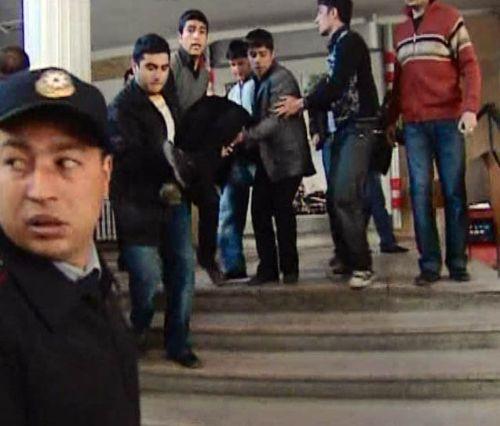 Bakü'de üniversiteye kanlı baskın. Azerbaycan'ın Başkenti Bakü'deki Petrol Akademisi'ne (ADNA) otomatik silahlarla baskın düzenlendi. Onlarca öğrenci öldü, onlarca öğrenci yaralandı. İşte yaşanan dehşet anlarından kareler.