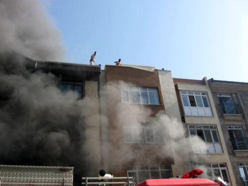 Eskişehir'de 3 katlı bir apartmanda meydana gelen patlama sonucu yangın çıktı. İtfaiye erleri yangını söndürmeye çalışırken yaralıları da hastanelere taşındı..
