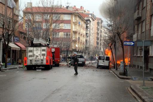 skişehir'de parfümeri dükkanında patlama meydan geldi. Ana cadde üzerindeki dükkan yerle bir oluken olay yeri savaş alanına döndü