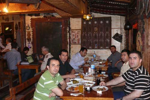 Haber 7 ekibi gecenin tadını çıkartırken arka masada sizleri habersiz bırakmamakiçin çırpınan gece üçlüsü ne zaman aleme katılacağını düşünüyor...