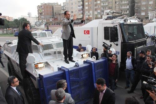 Diyarbakır'daki sivil itaatsizlik eyleminde Osman Baydemir konuşma yapmak için panzeri seçince gergin anlar yaşandı. Araç hareket edince düşme tehlikesi geçiren Baydemir'i düşmekten koruması kurtardı.