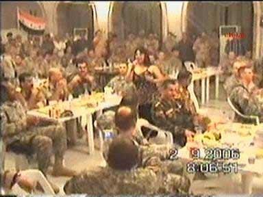 Saddam Hüseyin'in Tikrit'teki sarayında felekten bir gece çalan Amerikalı askerler ve Kürt peşmergeler Kürt ve Arap kadınlarla böyle eğleniyorlar...