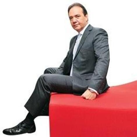 <p><strong><span style="color: #0000ff;">Mehmet Emin Hitay:</span></strong> Teknoloji Holding Yönetim Kurulu Başkanı Mehmet Emin Hitay, Bebek'te yer alan Sadıkoğlu Yalısı'nm sahibi. Hitay, bu yalıyı 2006 yılında 20 milyon dolara Sadıkoğlu Ailesi'nden almıştı.</p>