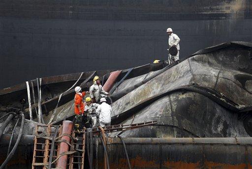 Çinin Dalian Limanında meydana gelen patlamanın ardından bin 500 ton ham petrol denize döküldü. Petrolün yayılmasını önlemeye çalışan bir görevli, ölümle burun buruna geldi. Petrol içinde yüzerek kurtulmaya çalışan görevlinin imdadına arkadaşları yetişti. <br>Güçlükle kıyıya çıkarılan görevli hastaneye kaldırılarılarak tedavi altına alındı.
<br>
İşte kurtarma operasyonun fotoğrafları (AP - EPA)