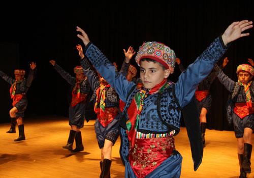 İhlas Koleji geleneksel çocuk festivalinin beşincisini yurtdışı ve yurtiçinden misafir ettiği folklor gruplarıyla kutlamaya devam ediyor.