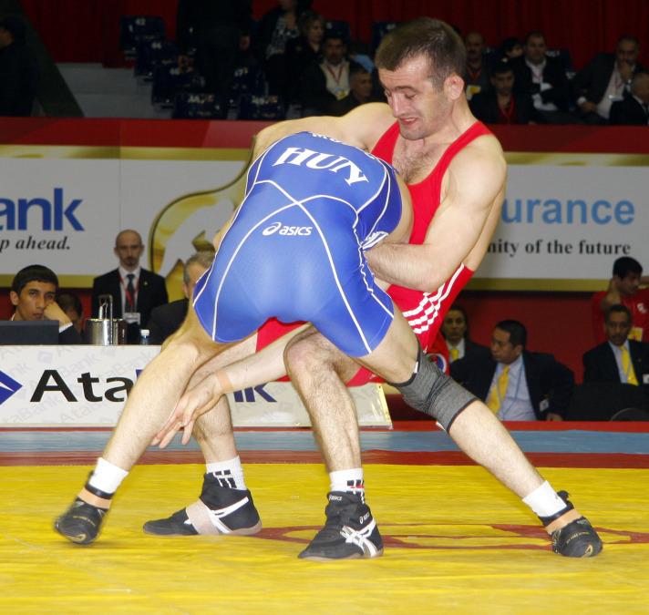 AZERBAYCAN'IN BASKENTI BAKU'DE DUZENLENEN AVRUPA GURES SAMPIYONASI'NDA 55 KILODA HAMMET RUSTEM ILK TURU MAC YAPMADAN GECTIKTEN SONRA IKINCI TURDA MACAR RAKIBI KARSISINDA SON DERECE KOTU BIR MUSABAKA CIKARDI VE MAGLUP OLDU