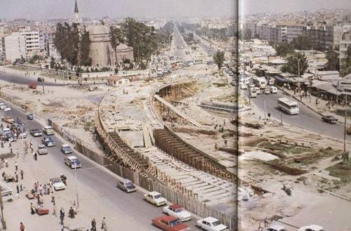 Fotoğrafta 1974'te inşa edilen Aksaray üst geçidi ve civarı görülüyor.