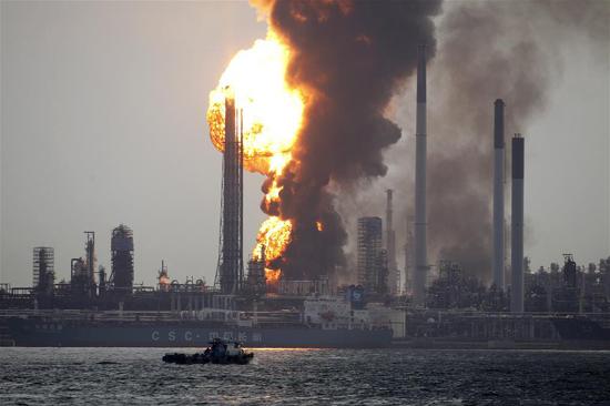 Royal Dutch Shell şirketine ait Singapur'daki Pulau Bukom kıyı petrol kompleksinde yangın meydana geldi.