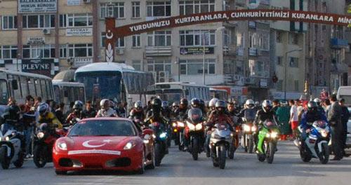 Tokat'ta bir işadamı tarafından alınan 2008 model Ferrari F400 marka otomobilin Sevgi Bayrağı'nın kente geldiği gün şehire getirilmesi ilgi odağı oldu.