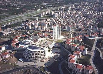 İzmir Büyükşehir Belediyesinin hazırladığı plana göre Güzelbahçe-Narlıdere, Balçova, Konak, Bornova, Karşıyaka, Çiğli ve Menemeni kapsayan bölge merkez kent olarak tanımlanıyor. Bu bölgenin aşırı yapılaşma ve nüfus nedeniyle gelişme performansını kaybettiği vurgulanıyor. Bölgenin iyileştirilmesi için ticaret, turizm, iş hizmetleri, ileri teknoloji yatırımı öngörülüyor. Eğitim, sağlık, teknik altyapı, fuar, büyük ölçekli açık ve yeşil alanlar ile tema parklarına
