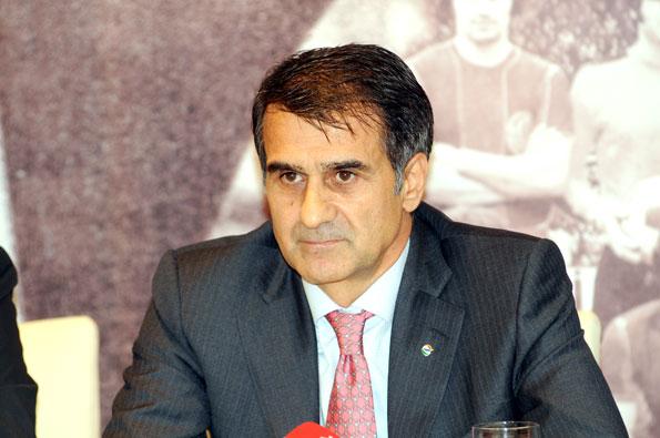 Trabzonspor ile sözleşme imzalayan Teknik Direktör Şenol Güneş, hedefindeki Trabzonspor'u anlattı. Camiaya ve taraftarlara birlik beraberlik mesajı veren Güneş, Fatih Tekke'nin takıma geri kazandırılmasına nasıl baktığını da açıkladı.