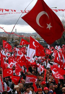 MHP'nin Ankara Tandoğan'da "Bin Yıllık Kardeşliği Yaşa ve Yaşat" mitingi düzenledi. Haber 7'nin naklen yayınladığı mitingde konuşan Bahçeli yine çok sert sözler kullandı, kalabalığa sorular sordu, sözler aldı...