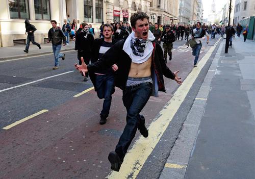 1 Nisan 2009da Londrada düzenlenen G-20 zirvesini protesto eden göstericiler fotoğrafta görüldüğü üzere sokaklara döküldü. Polisle çatışmakla kalmayıp, finansal sisteme olan tepkilerini göstermek için banka camlarını kıran ve binaları taşlayan göstericiler, fakirliğin zenginlerin açgözlülüğü nedeniyle ortaya çıktığına ilişkin sloganlar attı. (REUTERS/Dylan Martinez)