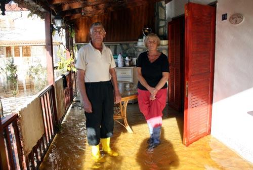 Muğla'nın Fethiye ilçesinde önceki gün etkili olan yağış nedeniyle yabancıların kaldığı villaları su bastı. Taşan kanallar, Fethiye'de Venedik'i aratmayan görüntüler oluşmasına neden oldu.