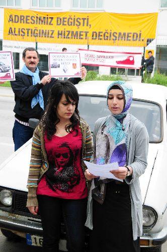 Eğer arabanız çalışmıyorsa üzerinizde eşarp, fular gibi başörtüsü benzeri bir aksesuar kalmış olabilir. Onları çıkarıp tekrar deneyiniz.