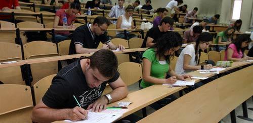 <b>KPSS SINAVINDA YAŞANAN SKANDAL, GÖZLERİ SINAV SİSTEMİNE ÇEVİRDİ</b><br><br>
MTM'nin aynı raporuna göre, Türkiye gündemini en çok meşgul eden bir diğer skandal ise KPSS sınavında cevapların çalınması oldu. Sınava giren adaylardan büyük tepki toplayan olay, bakanlıkların çeşitli açıklamaları ile sıkça tartışıldı. Skandalın ardından iptal edilen sınavın tekrarlanması ve getirilen yeni güvenlik önlemleri, konuya ilgiyi sıcak tuttu. KPSS, yıl boyunca 40 bin 729 habere konu edildi.
