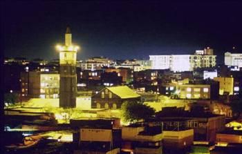 <p>DİYARBAKIR Bakır ülkesi anlamına gelmektedir. Bu ismin kaynağı Diyar-ı Bekir’dir. Bekir’in memleketi anlamına gelir. Bunun nedeni de Bekir b. Va’il adlı Arap göçebe boyunun buraya yrleşmiş olmasından kaynaklanır. Diyarbakır’ın eski adı Amid veya Amed’dir. Gelen veya bizim anlamına gelir. Dede Korkut kitabında Amid’e Hamid de denilmiştir.</p>