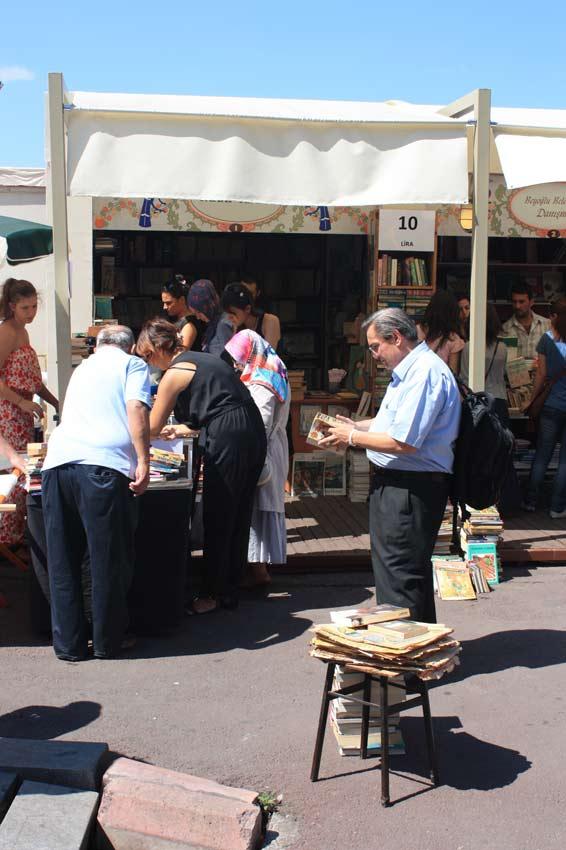 Hemen her dünya görüşünden insanlar aynı kitaplara sahip olabilmek için aynı tezgahlarda aynı merakla bu festivalde buluşabiliyor..