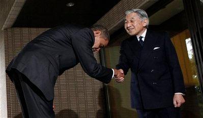 Forbesun geçen hafta Dünyanın en güçlü adamı olarak ilan ettiği ABD Başkanı Barack Obamanın Japonya ziyareti sırasında Japon İmparatoru Akihito karşısında eğilmesi kriz yarattı.