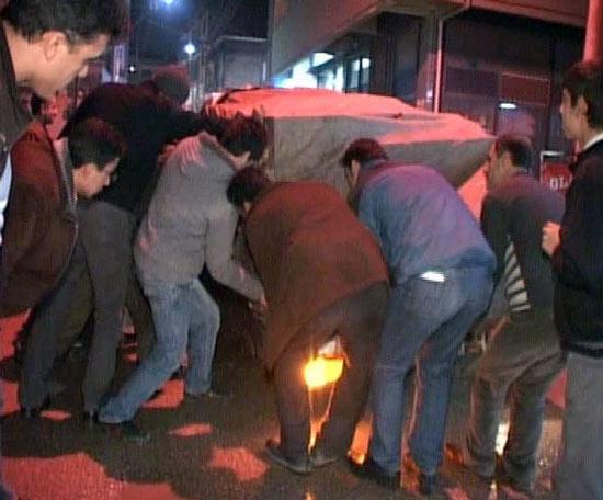 Bursa'da, şehrin en işlek caddelerinden birinde yol ortasındaki logar deliğine arka tekerleği düşen kamyonet görenleri hayrete düşürdü.