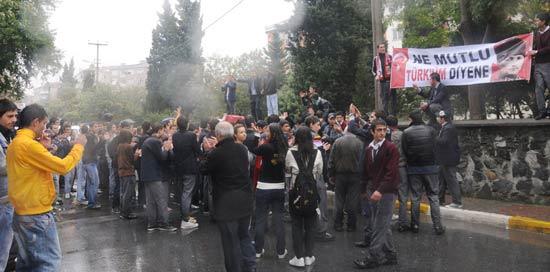 PKK'lıların teslim olması ve demokratik açılımı protesto eden daha çok liseli öğrencilerin olduşturduğu bir grup, Küçükçekmece Sefaköy'de E-5 Karayolu'nu yolunu trafiğe kapatıp sloganlar attı.