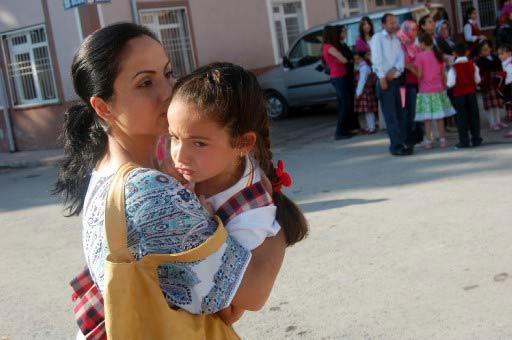 Okul öncesi ve ilköğretim 1 .sınıf öğrencileri için ders zili bugün çaldı. Çocuklar ilk günün heyecanı ve tedirginliğiyle sıralara oturuken anne ve babalar da heyecanlandı.