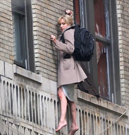 Doğumu nedeniyle çekimlerine yeni başlanan "Tuz", "Salt" adlı filmin setinde görüntülenen Angelina Jolie, neden aksiyon filmlerinin aranan oyuncusu olduğunu bu filminin çekim aşamasındaki perfonmansı ile bir kez daha gözler önüne serdi.