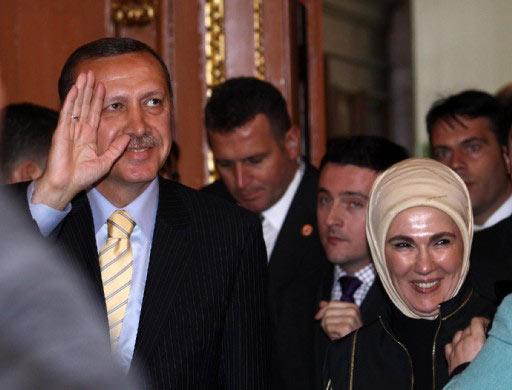G20 ZIRVESI'NDE, OXFORD'DA SHELDONIAN TIYATROSU'NDA OXFORD UNIVERSITESI ISLAM ARASTIRMALARI MERKEZININ TOPLANTISINDA KONUŞAN BAŞBAKAN ERDOĞAN VE EŞİ EMİNE ERDOĞAN DİNLEYİCİLERİ SELAMLADI