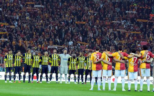 Fenerbahçe Teknik Direktörü Aykut Kocaman, Galatasaray karşısında ilk yarıyı 1-0 geride kapattıktan sonra ikinci yarıda takımını çift forvetle sahaya sürdü.