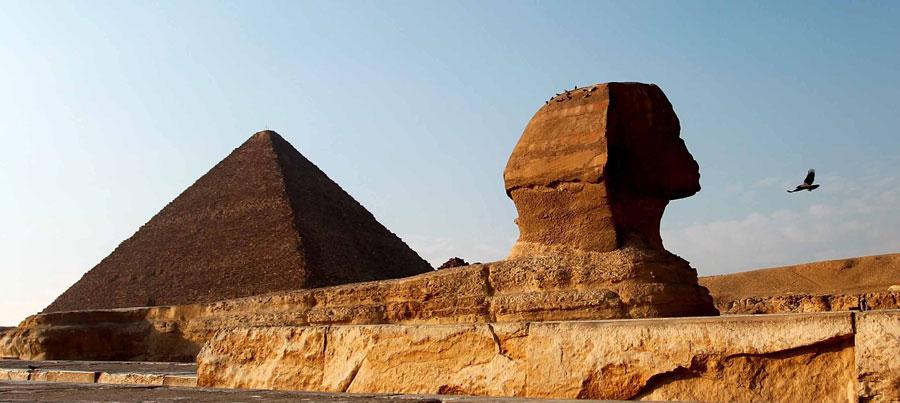D&uuml;nyanın yedi harikasından biri olup g&uuml;n&uuml;m&uuml;ze kadar zarar g&ouml;rmeden ayakta kalabilmeyi başarabilmiş olan Mısır;daki Giza piramitleri devrimden sonra turist sayısının azalması nedeni ile gerekli ilgiyi g&ouml;remiyor.