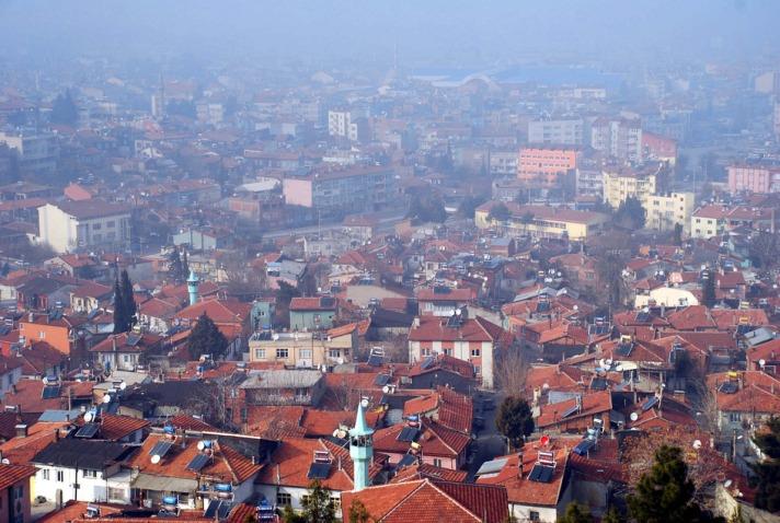 Başbakanlık Afet ve Acil Durum Yönetimi Başkanlığınca, 1914 ve 1971 yıllarında iki büyük deprem geçiren Burdur için, 2001 ve 2008 yıllarında, ''Burdur Belediyesi kent merkezi ve yakın çevresinin depremselliği ve yerleşime uygunluk açısından incelenmesi'' başlıklı jeolojik ve jeoteknik etüt raporu hazırlandı. <p> </p>Raporda Burdur'un batısından doğusuna kadar uzanan Burdur-Fethiye fay hattının geçiş güzergahı belirlenirken, çevresine ise ''konutlaşma yapılamaz'' raporu verildi. Ancak söz konusu bölgede yaklaşık 700 konutun yer aldığı bildirildi.
<p> </p>Burdur Belediye Başkanı Sebahattin Akkaya, kentin Burdur-Fethiye fay zonu üzerinde yer aldığını, bu fay hattının paralel olarak iki şerit halinde, kentin batısından doğusuna kadar uzandığını ve ortalarda da küçük çaplı faylar tespit edildiğini söyledi.<p> </p>
Afet ve Acil Durum Yönetimi Başkanlığınca fay hattının etrafındaki 40 metrelik alanın tampon bölge ilan edildiğini ve bu nedenle artık yapılaşmaya izin verilmediğini vurgulayan Akkaya, ''Bölgedeki konutlar yıllar önce yapıldı ancak jeolojik etüt raporlarının hazırlanmasından sonra bu bölgede yapılaşmaya izin vermedik. O bölgede daha önceki yıllarda yapılmış yaklaşık 700 konut bulunuyor. Buradaki vatandaşlarımız, büyük bir risk altında'' diye konuştu.<p> </p>
Akkaya, söz konusu alandaki evlerin büyük bölümünün ekonomik ömrünü tamamlamış durumda olduğunu belirterek, ''Şu anda bile aralarında yıkılacak konumda olanlar var. Ancak yeni yapılar da mevcut. Bu bölge afet bölgesi ilan edilirse, buradaki vatandaşlar başka yerlere kaydırılırlarsa, kendi rızaları ile evlerini yıkabilirler. Bunlar yıkıldıktan sonra yerlerine yenileri yapılmayacak'' dedi.<p> </p>
Burdur Belediye Başkanı Akkaya, bu binalarda yaşayan vatandaşların mağdur olmaması için bölgenin 'afet bölgesi' ilan edilmesi gerektiğini, fay hattı üzerindeki yapıları TOKİ aracılığıyla başka bir alana kaydırmayı planladıklarını ifade etti.<p> </p>
Bunun için ilgili birimlerle görüştüklerini anlatan Akkaya, kısa süre içinde olumlu yanıt beklediklerini söyledi.<p> </p>