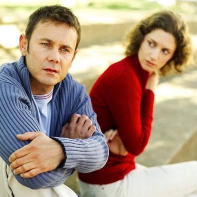 <p><strong><span style="color: #0000ff;">1- Hafızası k&ouml;t&uuml;d&uuml;r<span style="color: #0000ff;">;</span></span><span style="color: #0000ff;"> ama bu onun değil hipokampusun su&ccedil;u:</span></strong> İlk &ouml;ğrenilen bilgilerin bi&ccedil;imlendirildiği yer olan beynin hipokampus b&ouml;lgesi erkek beyninde kadın beyninde olduğundan daha k&uuml;&ccedil;&uuml;k bir y&uuml;zdeye sahiptir.</p><br>
<p>Eğer ilk buluşmanızda ne giydiğinizi hatırlayamıyor, yıld&ouml;n&uuml;mleri ve doğum g&uuml;nlerini her zaman sadece sizin hediyeleriniz şenlendiriyorsa kızmayın hemen ve beyindeki bu oran meselesini hatırlayın. <br><br>Sorun sadece hipokampusun b&uuml;y&uuml;kl&uuml;ğ&uuml;nde, onda değil! (Aylar ge&ccedil;se de sa&ccedil; renginizi ve modelinizi değiştirdiğinizi fark etmiyorsa su&ccedil; tabi ki yine hipokampusun.)</p>