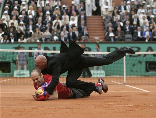 Tenis tarihinin en başarılı oyuncularından Roger Federer, kortta tarih yazarken sahaya dalarak taşkınlık yapan bir seyirci de kendi çapında tarih yazdı.