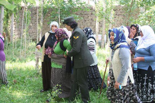 Hakkari'nin Şemdinli ilçesinde PKK'lı teröristler tarafından düzenlenen saldırıda şehit düşen Erkan Akdeniz'in evine ateş düştü. Akdeniz'in abisinin de 1998 yılında askerlik görevini yaparken şehit düştüğü ortaya çıktı. (Fotoğraf: Mahmut Tuna / CİHAN)