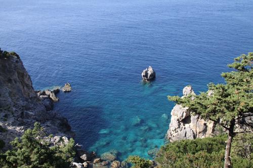 Corfu Adası’nın girintili çıkıntılı koylarında su, biraz soğuk. Corfuluların “İngilizler bile üşür” dediği su, ilk başta soğuk gelse de, yüzmeye başlayınca çıkmak istemiyorsunuz.