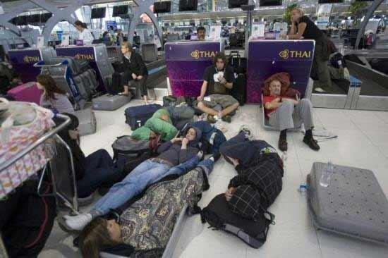 Tayland'ın başkenti Bangkok'ta havaalanını göstericiler işgal etti