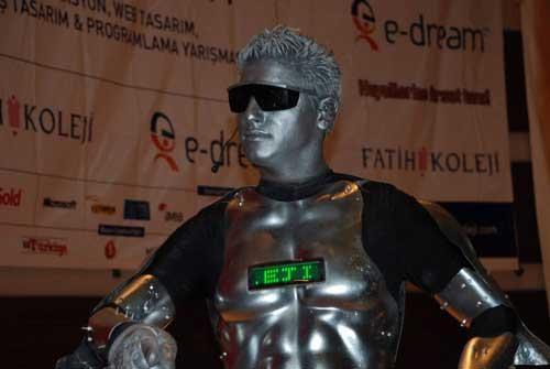 Geleceğin çizgi film ustaları, web ve afiş tasarımcıları, bilgisayar programcıları hafta sonu 5.e-DREAM Animasyon, Web Tasarım , Afiş ve Programlama Yarışmasında bir araya geldi