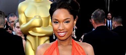Jennifer Hudson, Versace elbisesini Neil Lane marka 20 karatlık elmas yüzük, bileklik ve küpelerle tamamlamıştı.Parlak renkli elbiselerle kombinlenen pırlanta aksesuarlar, renkler arasında dengeli bir geçiş sağlamış.