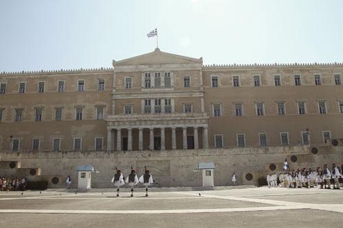 Yunanistan Parlamento binası önünde nöbet değişimi