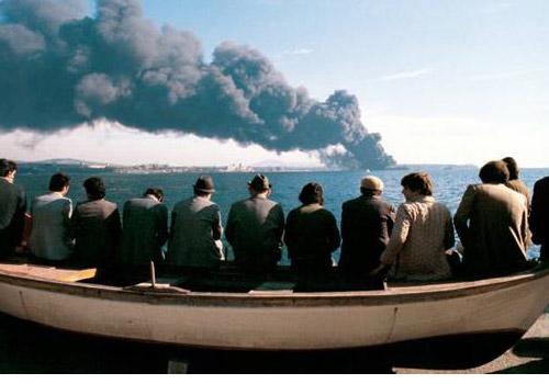 Fotoğrafta İstanbulluların 1979 yılında Haydarpaşa önlerinde Yunan Bandıralı gemiyle çarpışan Independenta tankerinin yanışını seyretmesi görülüyor...