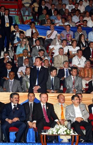 AK Parti'nin, insan odaklı siyaset yaptığını, 'Yegane karar merci TBMM'dir' anlayışı içinde hareket ettiğini belirten Erdoğan, "10 yıl öncesinin Türkiye'si yok" dedi